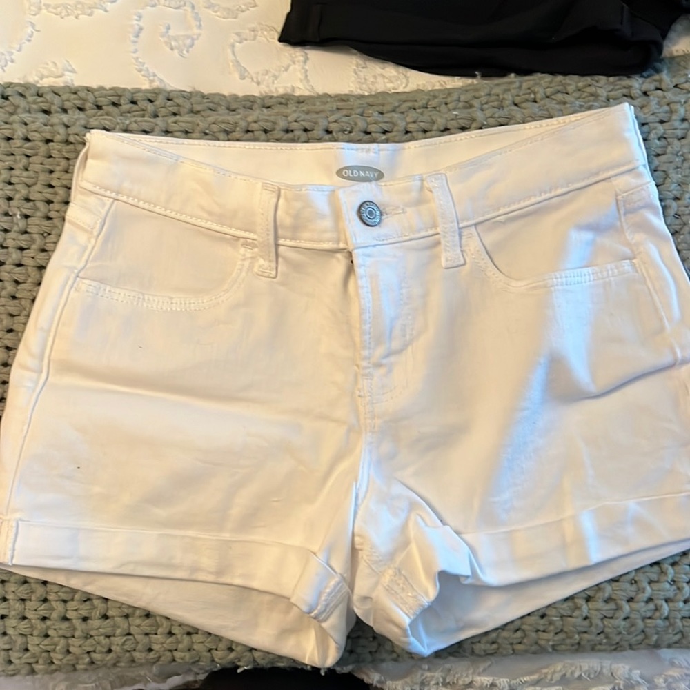 Old navy mid rise white shorts. Size 2